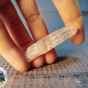 Кристалл кварца с включениями тремолита и хризотил асбеста