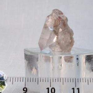 Расщепленный кристалл-двухголовик светлого аметиста на подложке