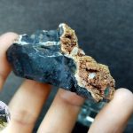 Кристаллы горного хрусталя на щётке желтоватых кристалликов сидерита